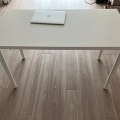 ダイニングテーブルの画像
