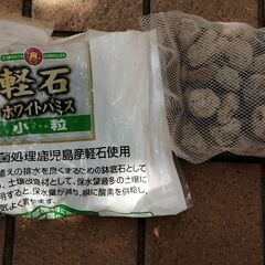 庭関係（軽石、植木鉢と庭道具）