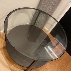 【お譲り先決定済みです】IKEAガラステーブル黒の画像