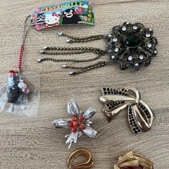 ブローチとストラップ