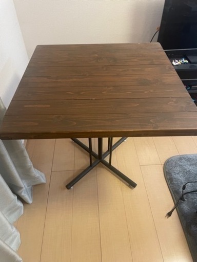 木目のダイニングテーブル