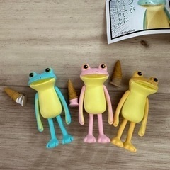 すべてがおしまいになったカエル　3体