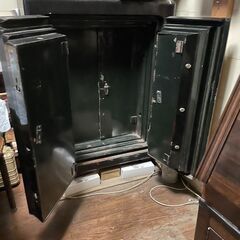 【あげます】古い大型金庫の画像