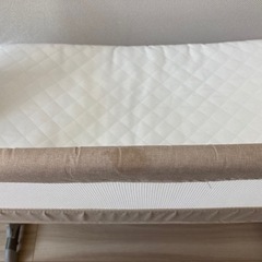 添い寝ができるベビーベッドの画像