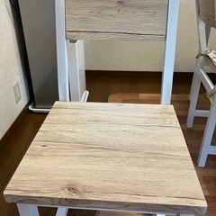 モダンデコの椅子二脚　