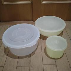 大きめのタッパー　TUPPERWARE