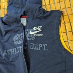 ナイキ　フード付きベストの画像