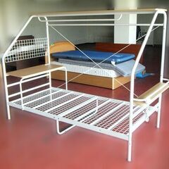 --お取引中--　お値下げ！【自社配送は札幌市内限定】デスク付きベッド シングルサイズ ホワイト 幅220×奥行100×高さ160cm 宮棚 ハンガーポール 中古【USED】