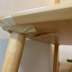 シンプルな北欧風デザインのダイニングテーブルの画像