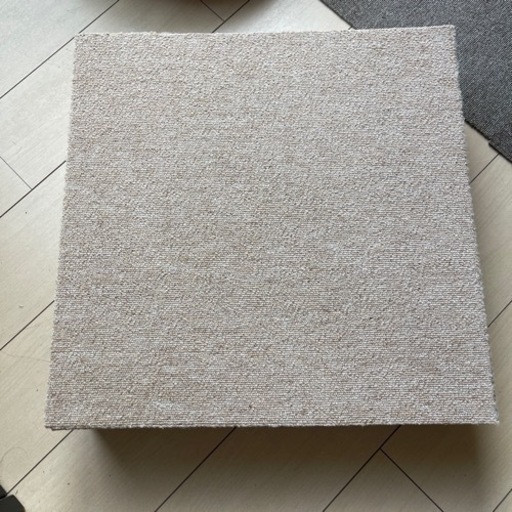 ベージュのカーペットタイル50㎝角24枚