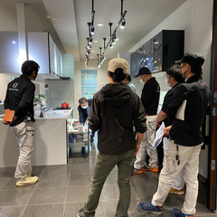 経験がしっかり活かせる！友達も誘いたくなるナイスな環境✨壁や床の張替え・クロス貼り職人の画像