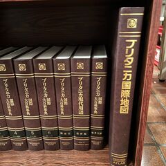 【計38冊】ブリタニカ国際百科事典 専用棚付きの画像