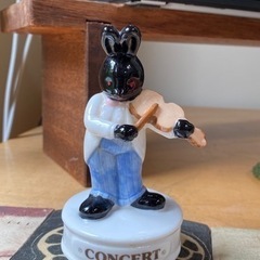 オルゴール　黒うさぎのバイオリン弾き　「ある愛の詩」陶器の画像