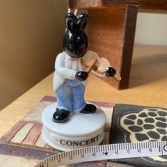 オルゴール　黒うさぎのバイオリン弾き　「ある愛の詩」陶器