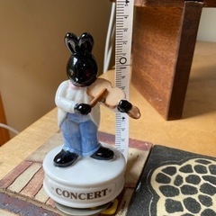 オルゴール　黒うさぎのバイオリン弾き　「ある愛の詩」陶器の画像