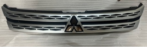 デリカD5 P(ホワイトダイヤモンド)フロントグリル　新車外し品