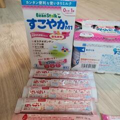 お出かけや携帯、災害時に便利な粉ミルク(すこやかМ1箱18本入り未開封、すこやかМ1バラ1本、はいはいバラ5本)、液体ミルク(6本1パック、バラ3本)、売ります。(お取引商談中)の画像