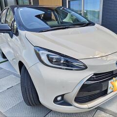 【ほぼ新車】新型アクア Zグレード ベージュ×グレーのツートンの画像
