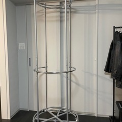 楽天市場】＼幅・奥52cmで耐荷重90kgを実現 ／ 回転ハンガー ハンガーラック 回転 省スペース 大容量 コートハンガー 頑丈 丈夫洋服掛け  コート掛け 衣類収納 収納 おしゃれ キャスター付 クローゼットハンガー 回る ハンガー トライアングルハンガーカバー付 