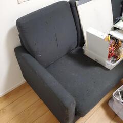 黒のソファの画像