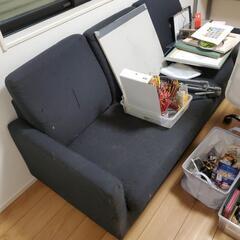 黒のソファの画像