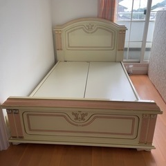 イタリア家具 セミダブルベッドフレームの画像