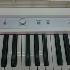 （2023.8.31お買い上げありがとうございます。）KORG　電子ピアノ　白　88鍵盤　２０２２年製　LP-180　イス付き　　高く買取るゾウ八幡東店の画像