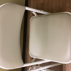 折り畳み式椅子2脚の画像