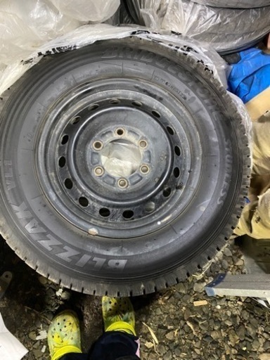 値下げしました。22年　ハイエース　純正　ホイール　国産　スタッドレス　タイヤ