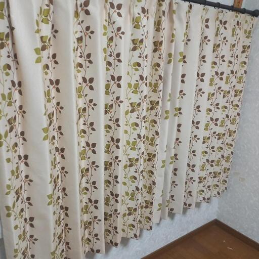 葉っぱの柄のカーテン