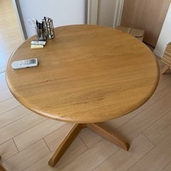 アルフレックスの椅子二脚×ダイニングテーブルのセットの画像