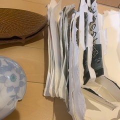 割れた食器と牛乳パックあげます。の画像