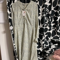 新品！細かなお花が散りばめられた薄手のワンピース★Mサイズ