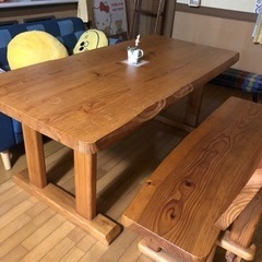 天然木のテーブルですの画像