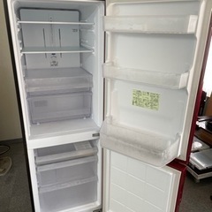 赤い冷蔵庫の画像