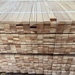 ⭐︎再入荷⭐︎【格安】杉胴縁　未乾燥材　4000×18×45 1束10本入！丁張り、下地材、DIYなどに。在庫500束ありますので複数の方へ販売できます。の画像