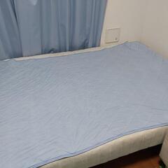 ダブルベッド(脚付きマットレス)と毛布