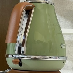 デロンギ 電気ケトル (オリーブグリーン)の画像