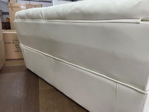 未使用品　訳あり品　未使用品3人用ソファー　アイボリー色　合成皮革　背もたれ脱着式　