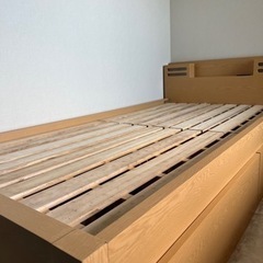シングルベッド(枕元ライト、電源プラグ、収納あり、マットレス付)の画像