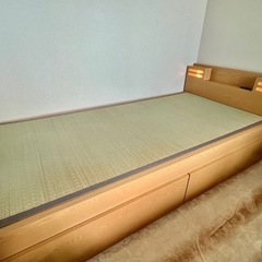 シングルベッド(枕元ライト、電源プラグ、収納あり、マットレス付)の画像