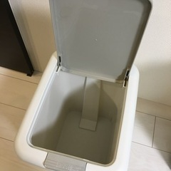 ニトリのゴミ箱20L ペダル&プッシュ2wayの画像