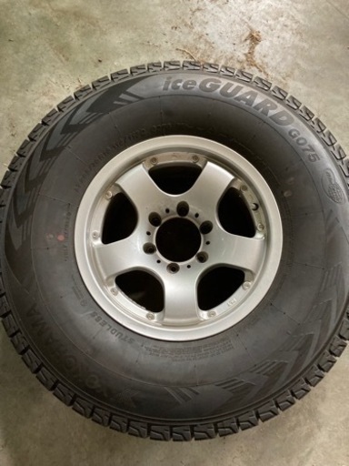 スタッドレスタイヤとホイールのセットです