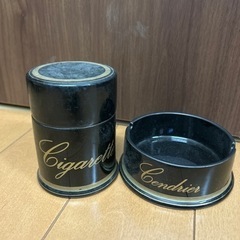 灰皿とタバコ入れ