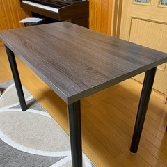 ダークブラウンのテーブル
