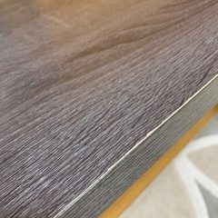 ダークブラウンのテーブルの画像