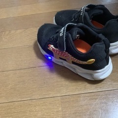 光る子供靴の画像