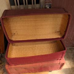 レトロな古い衣装籠の画像
