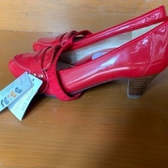 赤いパンプスの画像