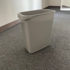 簡単なプラスチックのゴミ箱の画像